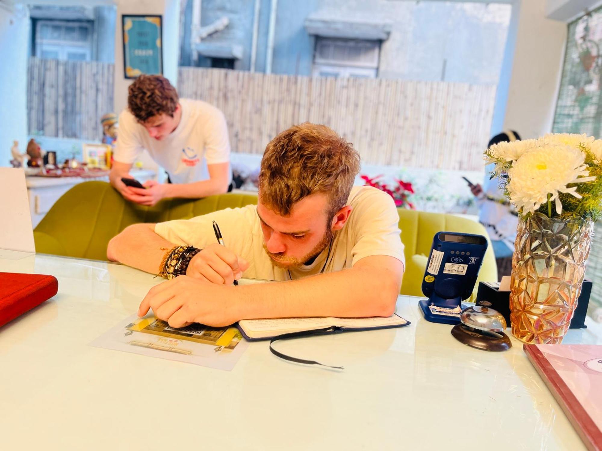 Hostel Hostell One - A Complete Backpacker & Coworking Hub *